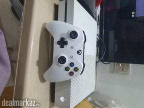 Microsoft Xbox One S 500gb White Color one controller