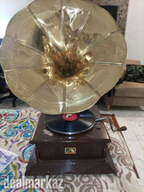 HMV Gramophone with Golden Horn. Free Records. A1 Working