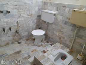 3 Bed dd Portion Best Sale Price in Adamjee Nagar Old need Renovation