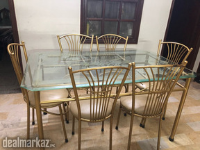 dinning table of 6 chairs