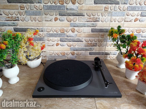 Rega P2 Turntable High End Vinyl Player