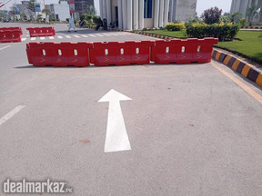 Road barrier plastic 6+2 foot